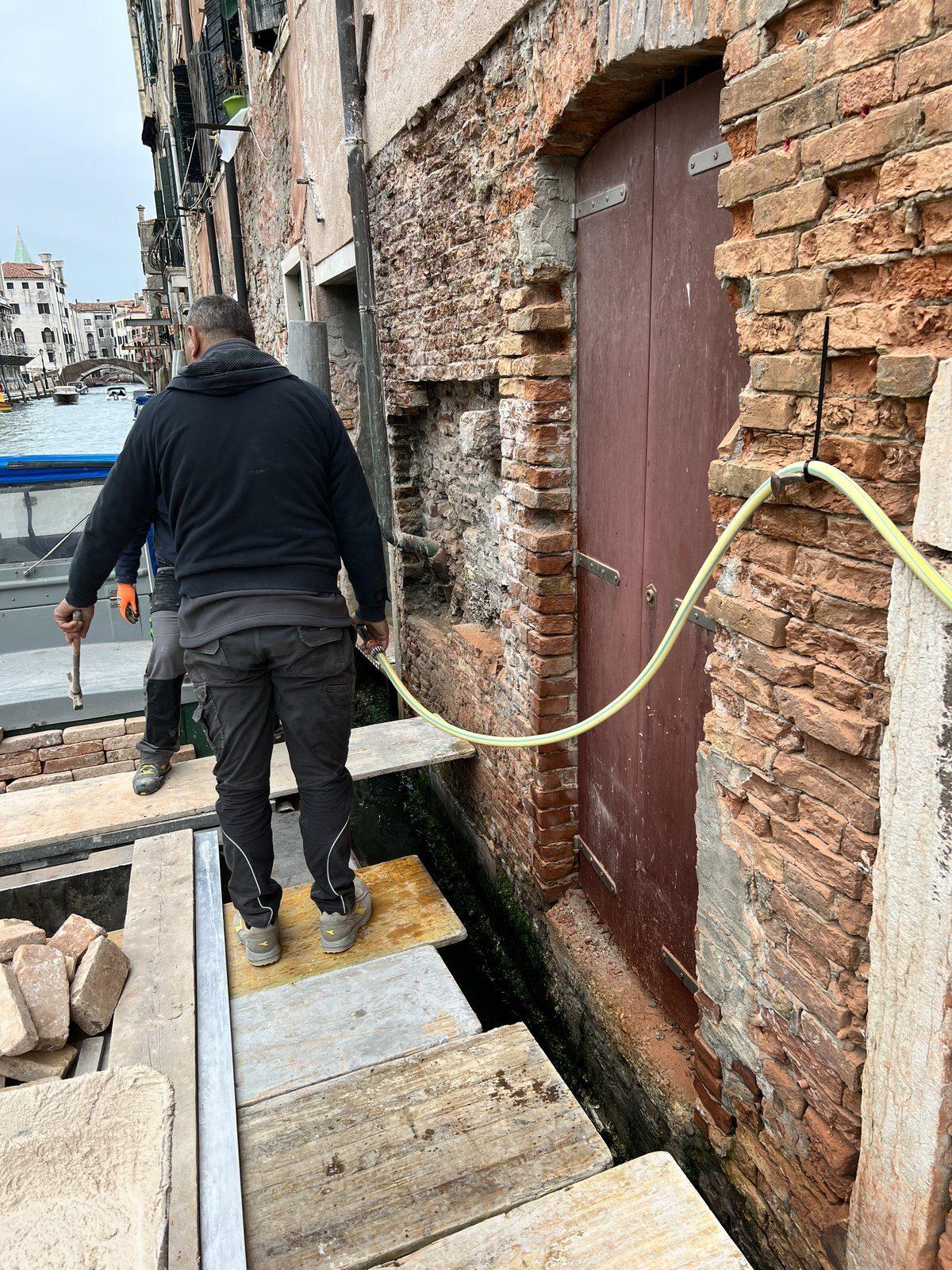 Trasporto di materiali in barca durante un cantiere a Venezia