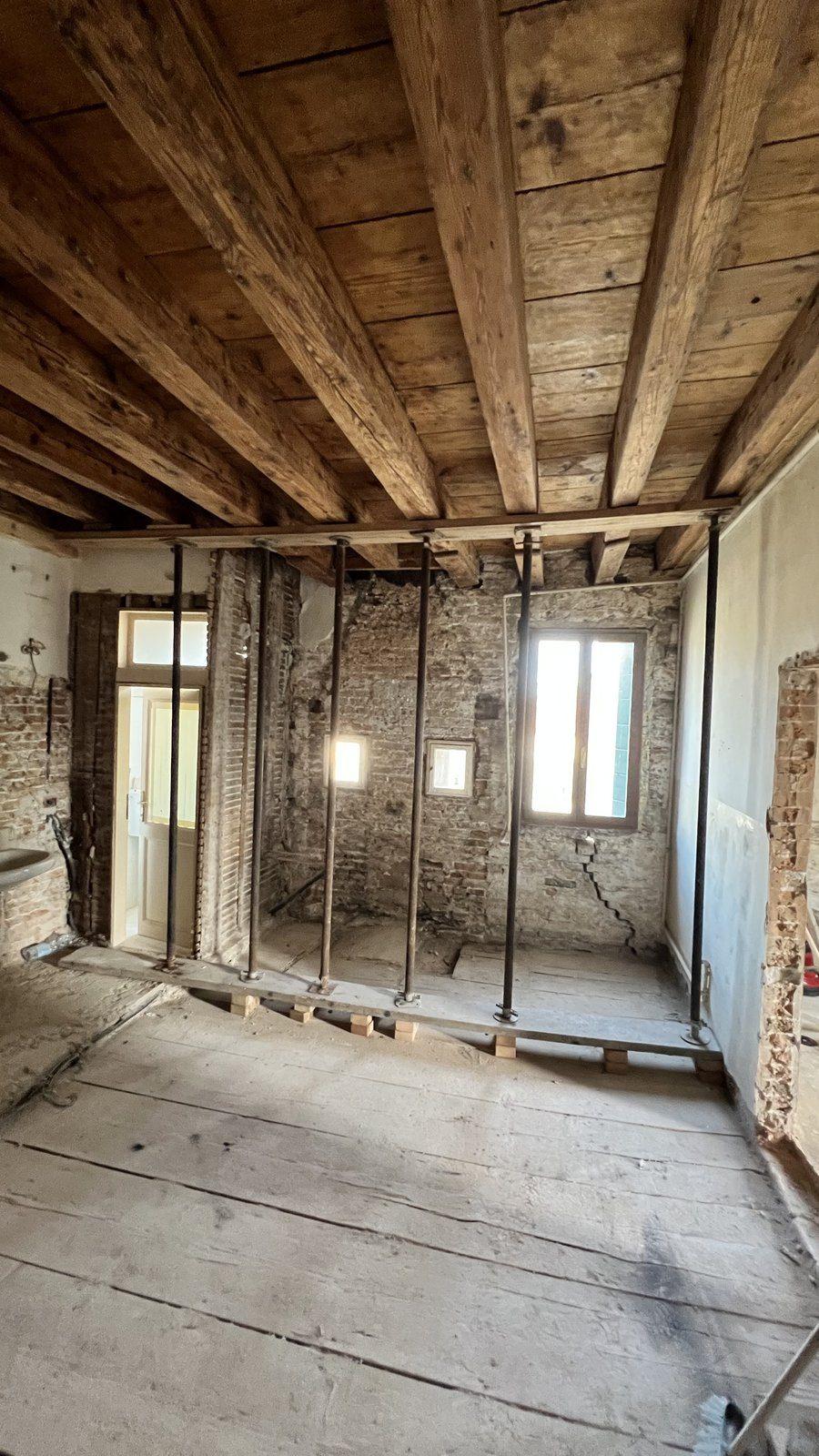 Puntelli strutturali in cantiere condominiale
