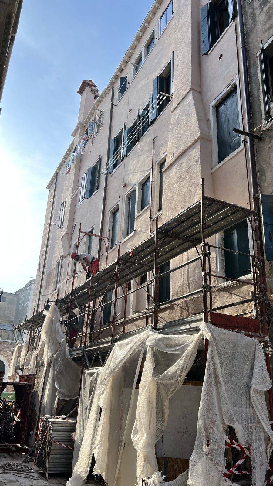 Palazzo veneziano con facciata storica restaurata da Kris Restauri