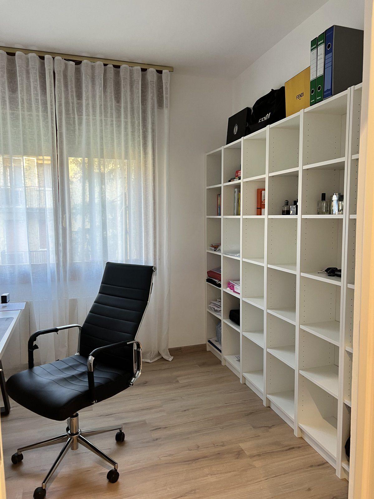 Studio con libreria, pavimento in legno