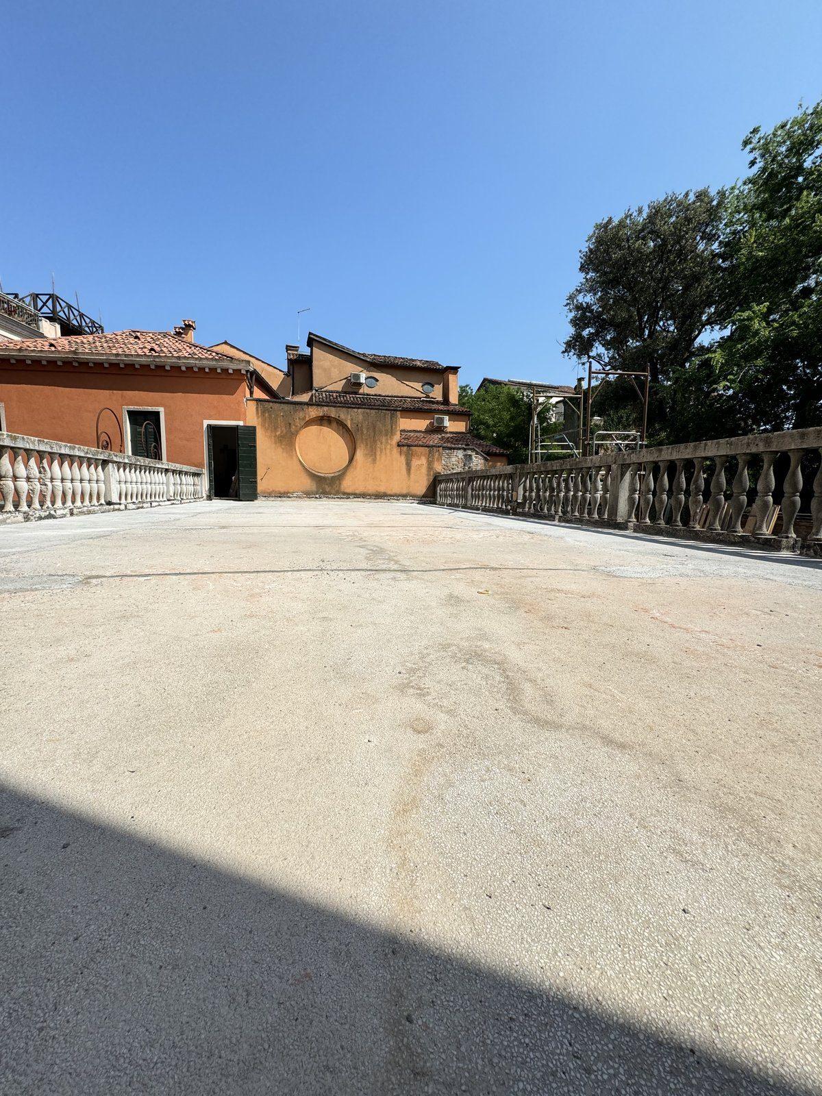 Terrazza veneziana restaurata con balaustra a colonnine