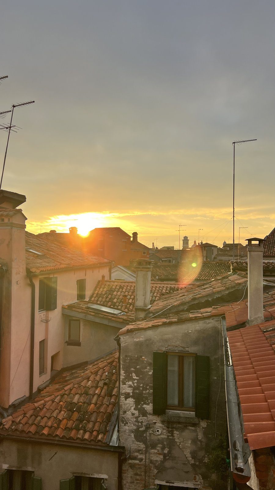 Panorama dei tetti di Venezia al tramonto