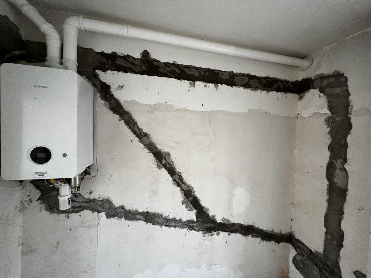 Tracce per impianti idraulici ed elettrici durante ristrutturazione bagno e cucina