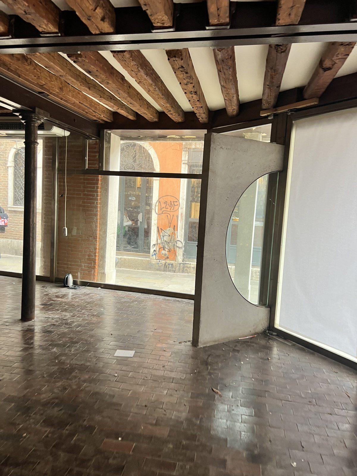 Locale commerciale con soffitto a travi in legno