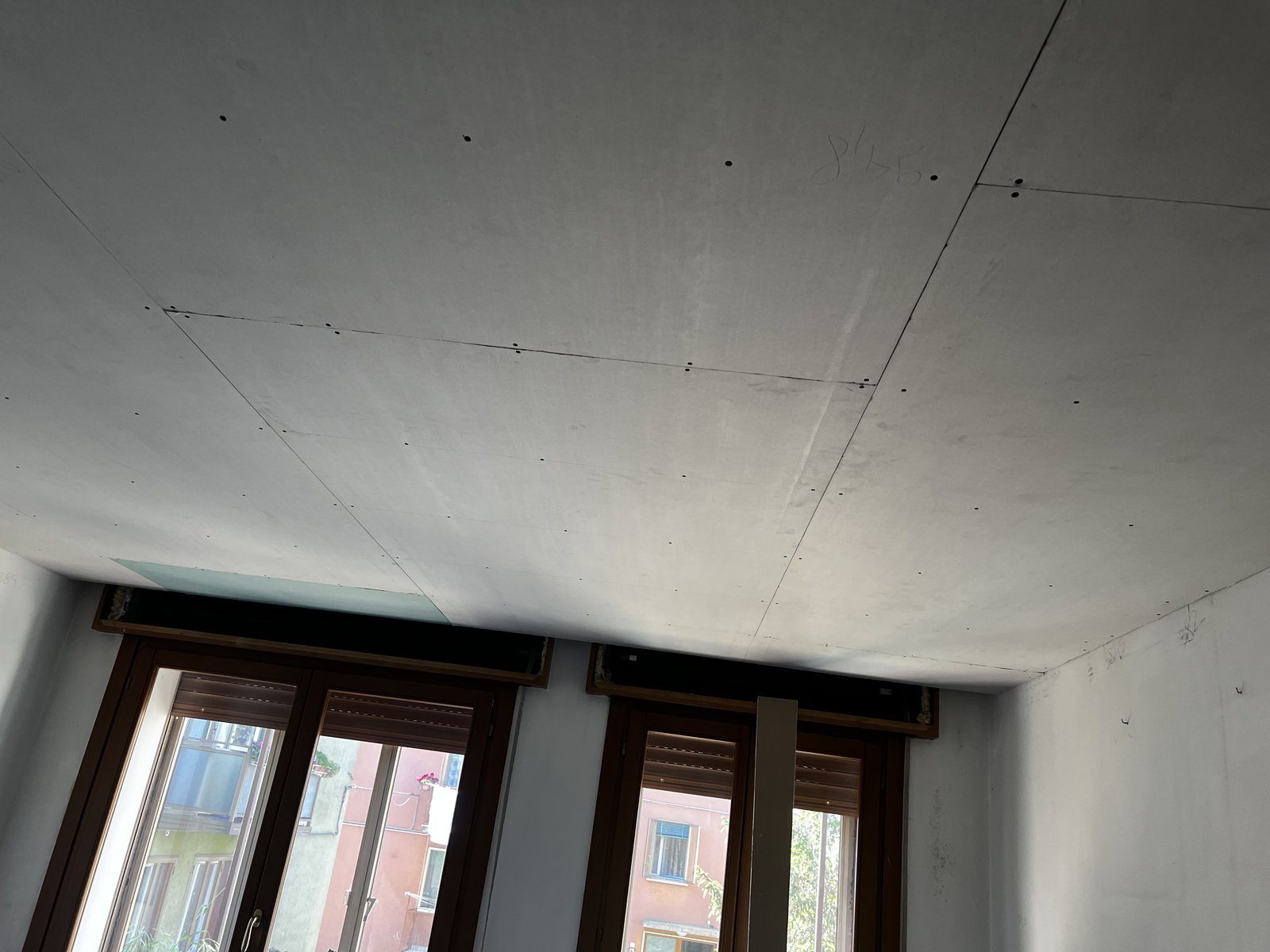 Controsoffitto in cartongesso posato durante un cantiere a Venezia