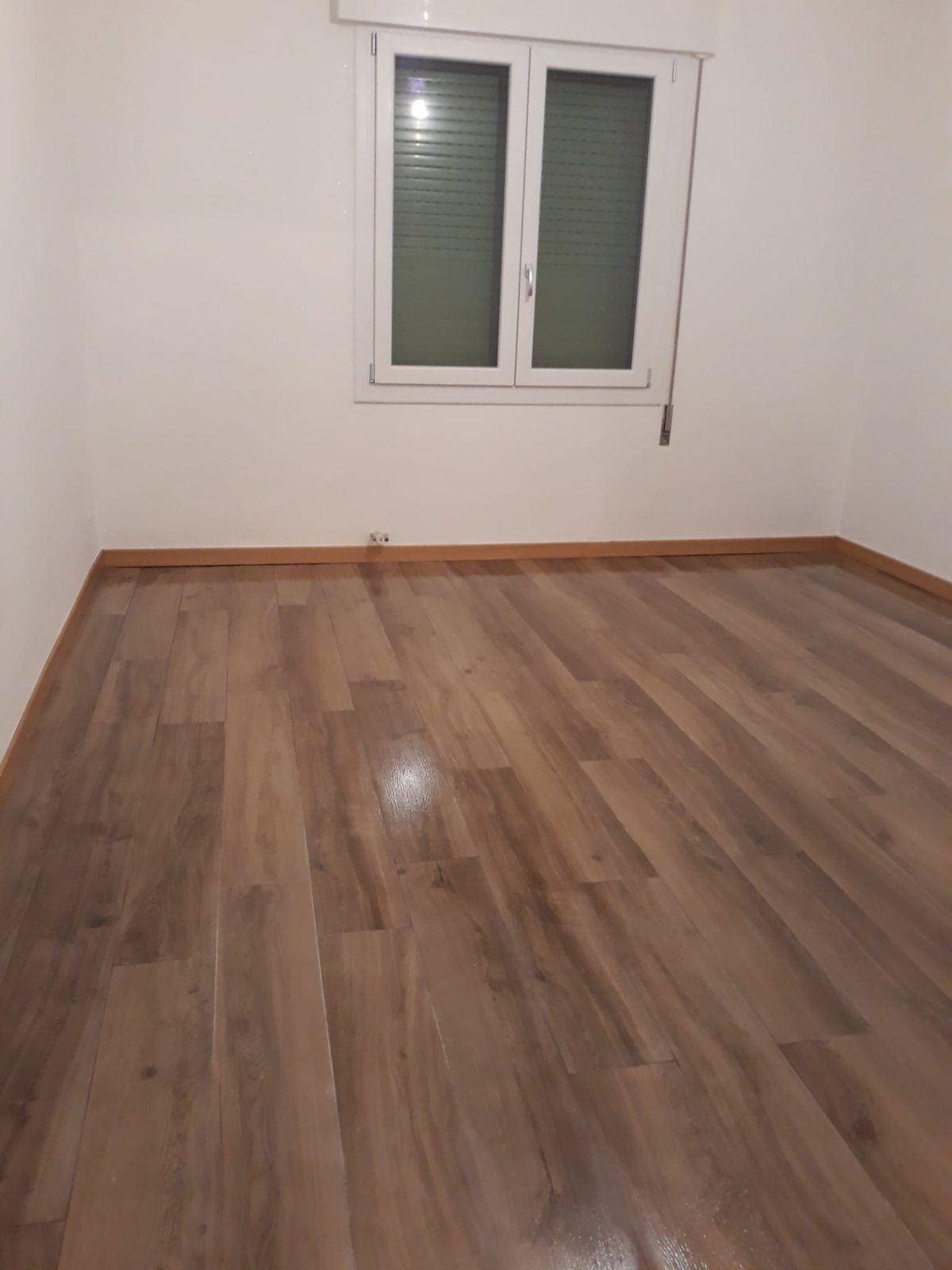 Pavimento in parquet posato, finitura in camera bianca